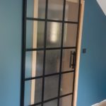 Przesuwane nowoczesne drzwi szklane wykonane przez firmę Vitroglass