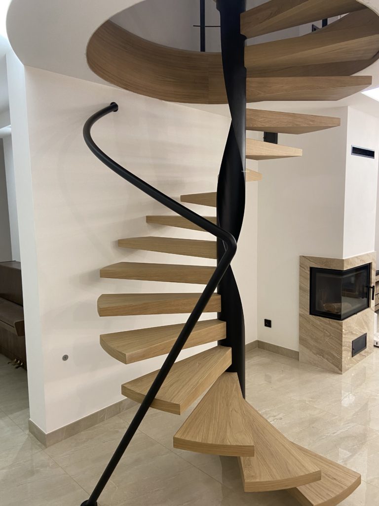 zdjecie do portfolio realizacji schodow kreconych drewnianych vitroglass