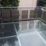 Metalowa balustrada balkonowa i szklana podłoga