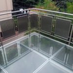 Metalowa balustrada balkonowa i szklana podłoga