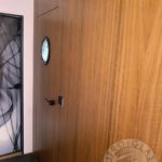 Nowoczesne drzwi szklane i drewniane z motywem statku wykonane przez firmę Vitroglass