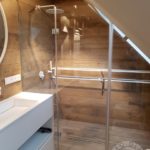 łazienka z użyciem drewna i szkła firmy vitroglass