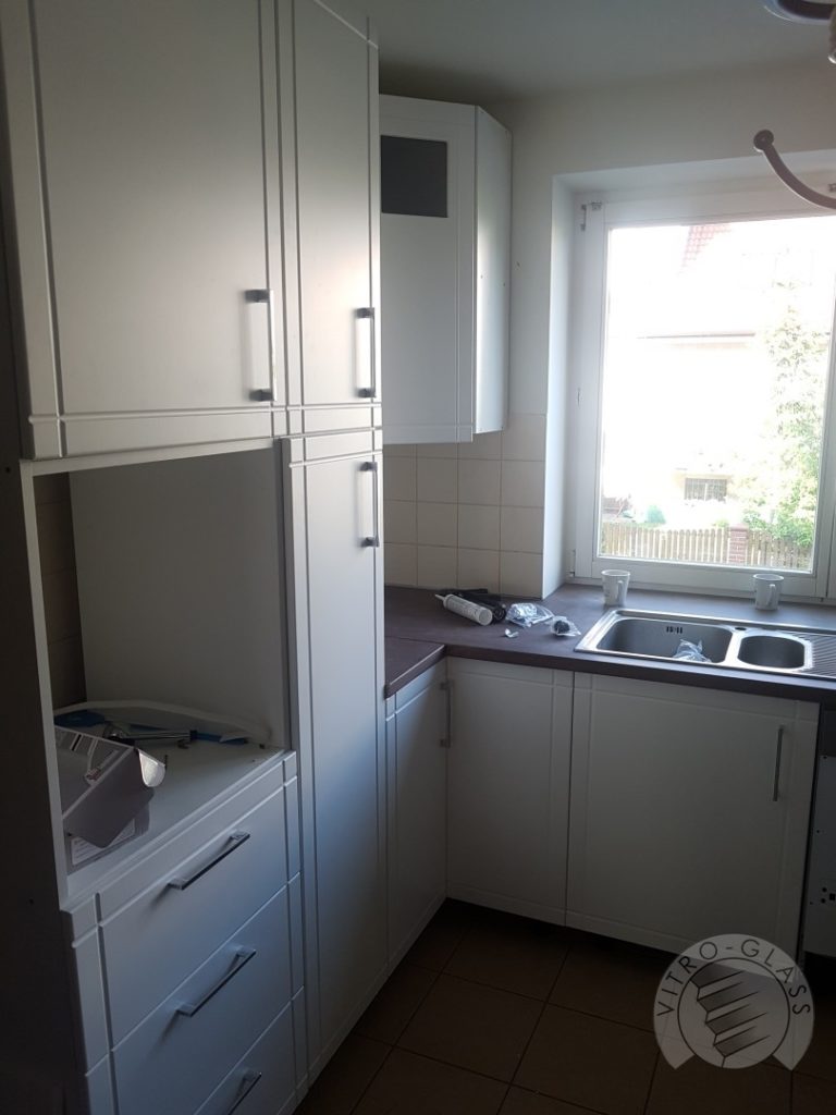 Nowoczesny wygląd kuchni meble z użyciem białego i brązowego drewna.