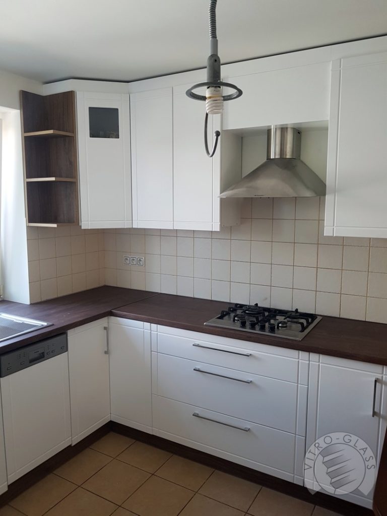 Nowoczesny wygląd kuchni meble z użyciem białego i brązowego drewna.