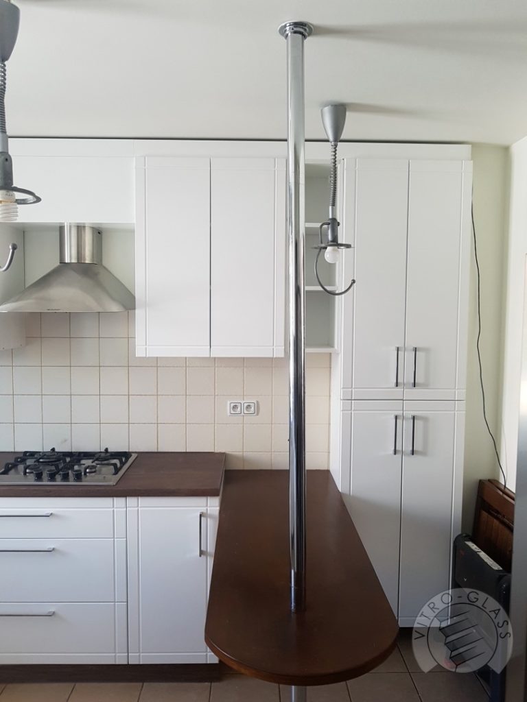 Nowoczesny wygląd kuchni meble z użyciem białego i brązowego drewna.