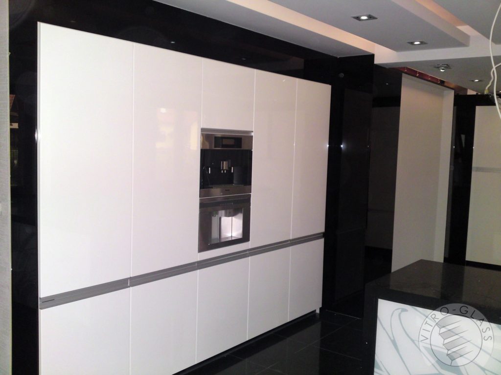 Nowoczesna kuchnia z użyciem szkła i kamienia.