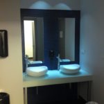 łazienka z dwoma zlewami i lustrami