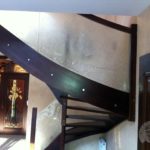 Nowoczesna balustrada szklana do schodów i tarasu z elementami drewna