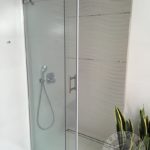 szklane drzwi do kabiny prysznicowej