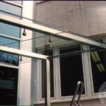 szklane daszki metalowych słupach nad wejściem