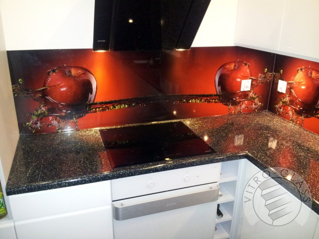 Nowoczesny wygląd kuchni meble z użyciem białego drewna i szkła.