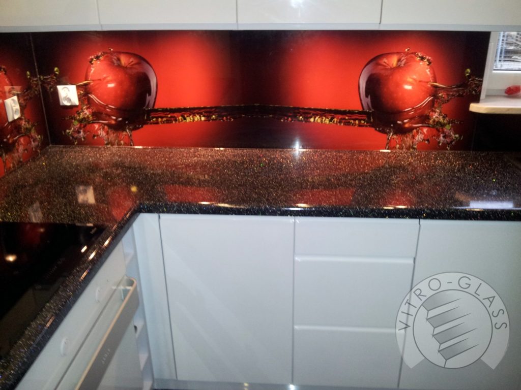 Nowoczesny wygląd kuchni meble z użyciem białego drewna i szkła.