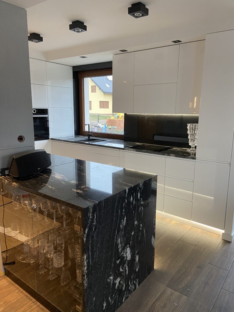 Realizacja wystroju kuchni nowoczesnej firmy Vitroglass