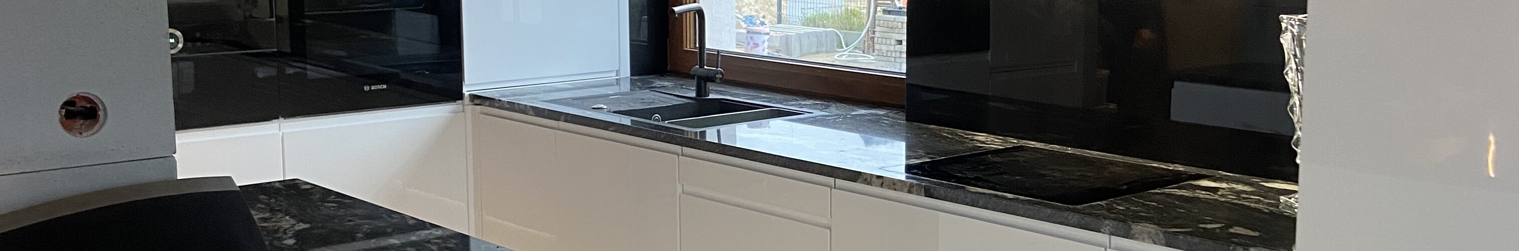 Realizacja wystroju kuchni nowoczesnej firmy Vitroglass