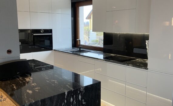 Realizacja wystroju kuchni nowoczesnej firmy Vitroglass