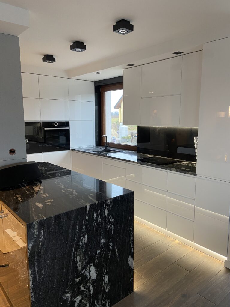 Realizacja wystroju kuchni nowoczesnej firmy Vitroglass