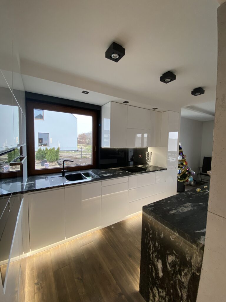 Realizacja wystroju kuchni nowoczesnej firmy Vitroglass